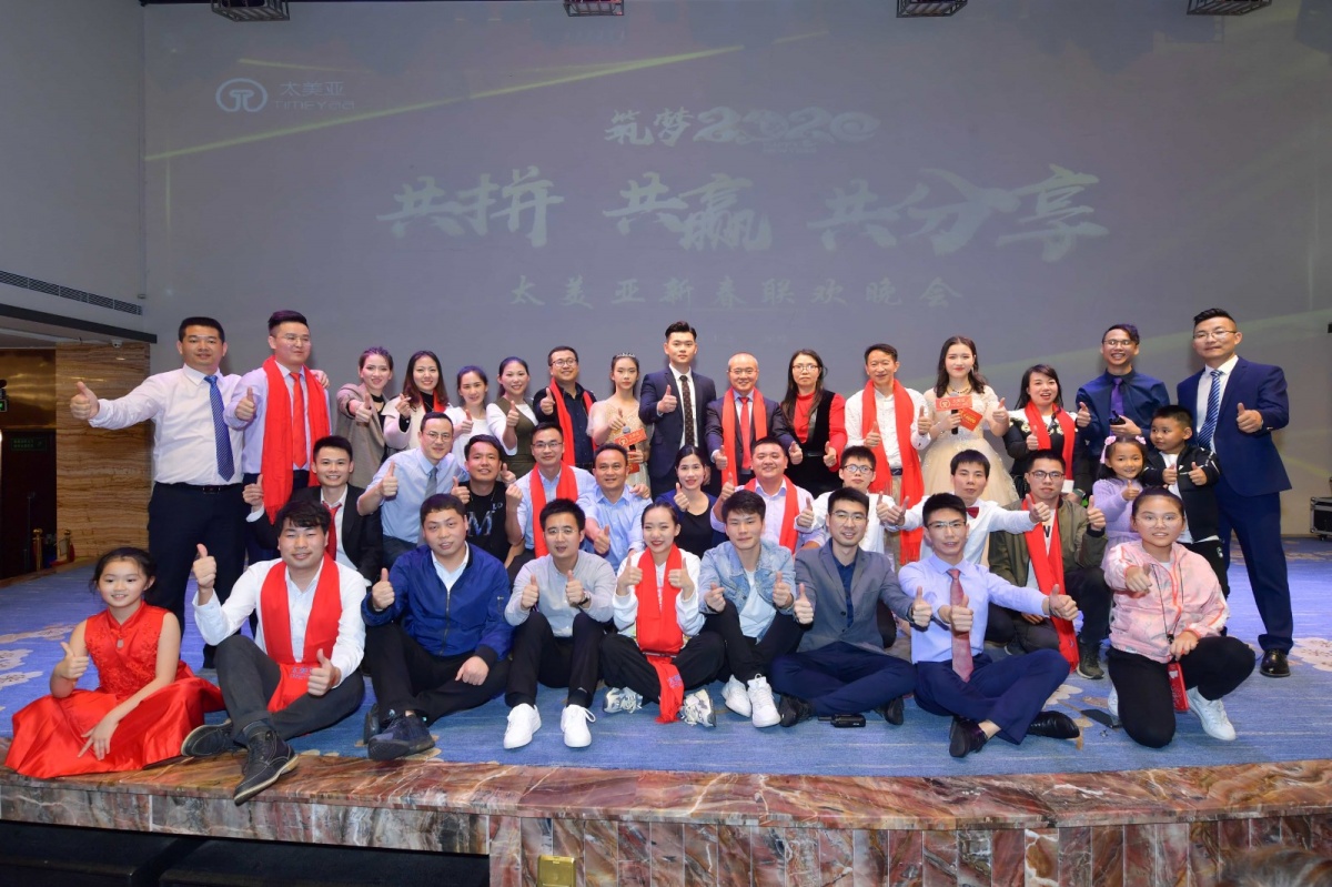 工作人员合影.jpg